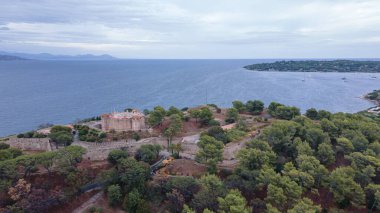 Saint-Tropez 'deki kalenin havadan görüntüsü. Fotoğraf, bulutlu bir günde arka planda körfez olan yüksek irtifadaki bir drondan çekildi..