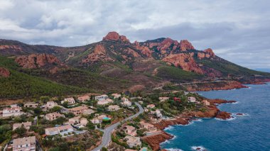 Fransız Rivierası 'ndaki Rocher Saint-Barthlmy' nin hava manzarası. Fotoğrafta güzel Rocher Saint-Barthlmy ve sahili görülebiliyor, yüksek irtifada bir drondan ateş ediyorlar..