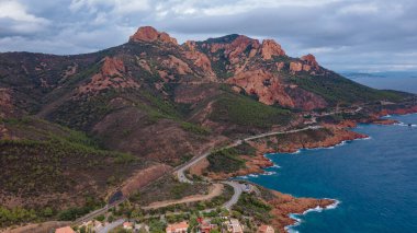 Fransız Rivierası 'ndaki Rocher Saint-Barthlmy' nin hava manzarası. Fotoğrafta güzel Rocher Saint-Barthlmy ve sahili görülebiliyor, yüksek irtifada bir drondan ateş ediyorlar..