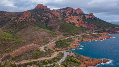 Fransız Rivierası 'ndaki Rocher Saint-Barthlmy' nin hava manzarası. Fotoğrafta güzel Rocher Saint-Barthlmy ve sahili görülebiliyor, yüksek irtifada bir drondan ateş ediyorlar..