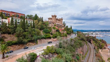 Fransız Rivierası 'ndaki Turnei Dağı' nın havadan görünüşü. Fotoğraf, yüksek irtifadaki bir İHA 'dan çekildi..