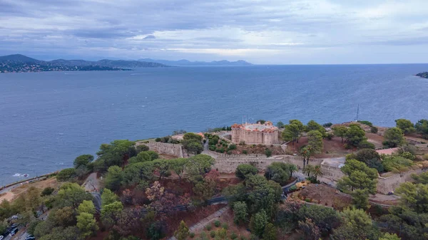 Saint-Tropez 'deki kalenin havadan görüntüsü. Fotoğraf, bulutlu bir günde arka planda körfez olan yüksek irtifadaki bir drondan çekildi..