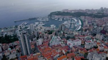 Monako, Monte Carlo üzerindeki hava manzarası. Görüntüler, yüksek irtifadaki bir drondan, marina ve gökyüzü kazıyıcılarıyla fırtınalı bir havada çekilmiş..