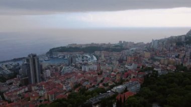 Monako, Monte Carlo üzerindeki hava manzarası. Görüntüler, yüksek irtifadaki bir drondan, marina ve gökyüzü kazıyıcılarıyla fırtınalı bir havada çekilmiş..