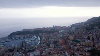 Monako, Monte Carlo üzerindeki hava manzarası. Görüntüler, yüksek irtifadaki bir drondan, marina ve gökyüzü kazıyıcılarıyla fırtınalı bir havada çekilmiş..