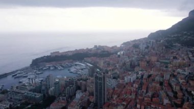 Monako, Monte Carlo üzerindeki hava manzarası. Görüntüler, yüksek irtifadaki bir drondan, marina ve gökyüzü kazıyıcılarıyla fırtınalı bir havada çekilmiş..