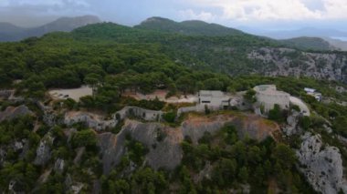 Mmorial du Dbarquement et de la Libration en Provence 'ın hava videosu. Görüntüler, yağmurlu bir günde anıtın yörüngesinde uçarken daha yüksek bir irtifadaki bir drondan çekildi..