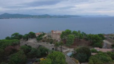 Saint-Tropez 'deki kalenin havadan görüntüsü. Görüntüler daha yüksek bir irtifada, Saint-tropez kalesinin etrafında yörüngesinde uçan bir İHA tarafından çekildi..