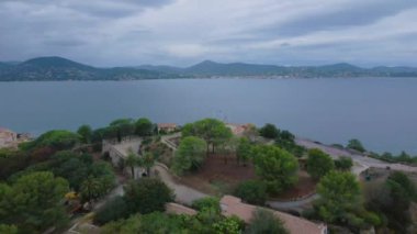 Saint-Tropez 'deki kalenin havadan görüntüsü. Görüntüler daha yüksek bir irtifada, Saint-tropez kalesinin etrafında yörüngesinde uçan bir İHA tarafından çekildi..