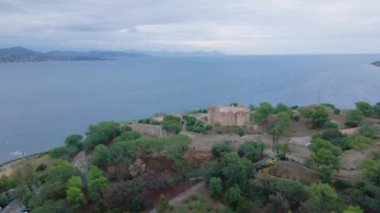 Saint-Tropez 'deki kalenin havadan görüntüsü. Görüntüler daha yüksek bir irtifadaki bir drondan çekildi, Saint-tropez kalesinin üzerine kuş bakışı bakmak için ileri ve yavaşça aşağı doğru uçuyor..