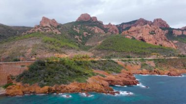 Fransız Rivierası 'ndaki Rocher Saint-Barthlmy' nin hava manzarası. Görüntülerde Rocher Saint-Barthlmy ve sahili daha yüksek irtifada bir drondan çekiliyor..