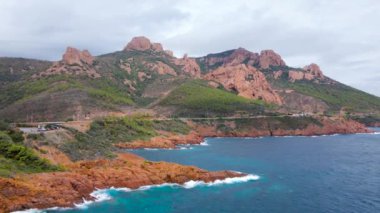 Fransız Rivierası 'ndaki Rocher Saint-Barthlmy' nin hava manzarası. Görüntülerde Rocher Saint-Barthlmy ve sahili daha yüksek irtifada bir drondan çekiliyor..