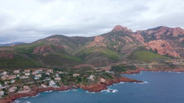 Fransız Rivierası 'ndaki Rocher Saint-Barthlmy' nin hava manzarası. Görüntülerde Rocher Saint-Barthlmy ve sahili daha yüksek irtifada bir drondan çekiliyor..