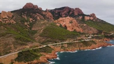 Fransız Rivierası 'ndaki Rocher Saint-Barthlmy' nin hava manzarası. Görüntülerde Rocher Saint-Barthlmy ve sahili daha yüksek irtifada bir drondan çekiliyor..