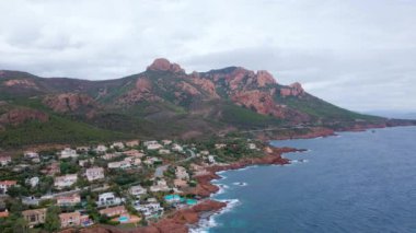 Fransız Rivierası 'ndaki Rocher Saint-Barthlmy' nin hava manzarası. Görüntülerde Rocher Saint-Barthlmy ve sahili daha yüksek irtifada bir drondan çekiliyor..