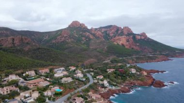 Fransız Rivierası 'ndaki Rocher Saint-Barthlmy' nin hava manzarası. Görüntülerde Rocher Saint-Barthlmy ve sahili daha yüksek irtifada bir drondan çekiliyor..