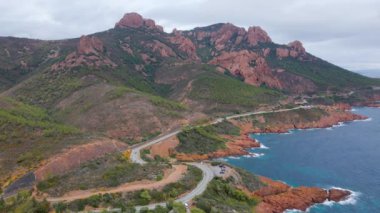 Fransız Rivierası 'ndaki Rocher Saint-Barthlmy' nin hava manzarası. Görüntülerde Rocher Saint-Barthlmy ve sahili daha yüksek irtifada bir drondan çekiliyor..