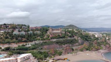 Fransız Rivierası 'ndaki Turnei Dağı' nın havadan görünüşü. Görüntüler daha yüksek irtifadaki bir drondan çekildi..