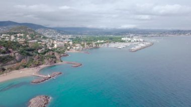 Fransız Rivierası 'ndaki Chateau de la Napoule' un hava manzarası. Görüntüler daha yüksek bir irtifada, deniz kıyısından, güzel marinadan ve manzaradaki kumsaldan çekildi..
