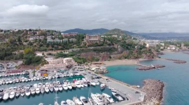 Fransız Rivierası 'ndaki Turnei Dağı' nın havadan görünüşü. Görüntüler daha yüksek bir irtifada, deniz kıyısından, güzel marinadan ve manzaradaki kumsaldan çekildi..