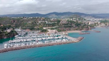 Fransız Rivierası 'ndaki Turnei Dağı' nın havadan görünüşü. Görüntüler daha yüksek bir irtifada, deniz kıyısından, güzel marinadan ve manzaradaki kumsaldan çekildi..