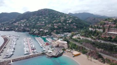 Fransız Rivierası 'ndaki Turnei Dağı' nın havadan görünüşü. Görüntüler daha yüksek bir irtifada, deniz kıyısından, güzel marinadan ve manzaradaki kumsaldan çekildi..