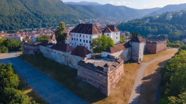 Romanya 'nın Brasov kentinde tahkim edilen modern yıldızın manzara fotoğrafçılığı. Fotoğraf, alçak irtifadaki bir İHA 'dan çekilmiş. Kalenin panoramik görüntüsü için kamera seviyesinde..