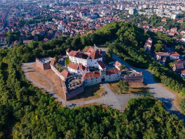 Romanya 'nın Brasov kentinde tahkim edilen modern yıldızın manzara fotoğrafçılığı. Fotoğraf, yüksek irtifadaki bir İHA 'dan çekildi. Kamera kalenin üst görüntüsü için indirildi..