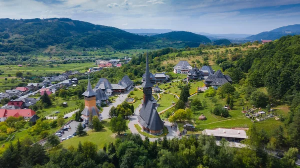Romanya 'nın Maramures İlçesi' nde bulunan Barsana manastırının hava fotoğrafları. Manzara fotoğrafı, daha yüksek bir irtifadaki bir drondan alındı. Manastır manzarası çok güzeldi..