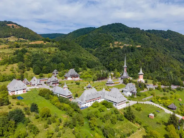 Romanya 'nın Maramures İlçesi' nde bulunan Barsana manastırının hava fotoğrafları. Manzara fotoğrafı, daha yüksek bir irtifadaki bir drondan alındı. Manastır manzarası çok güzeldi..