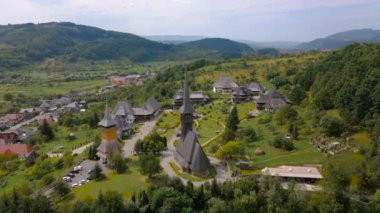 Romanya 'nın Maramures County kentindeki Barsana manastırının hava görüntüleri. Video, Barsana Manastırı 'nın manzara görüntüsü için kamera seviyesiyle daha yüksek bir irtifadaki bir drondan çekildi..