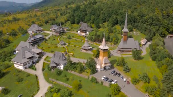 位于罗马尼亚Maramures县的Barsana修道院的空中录像 录像是从高空一架无人驾驶飞机上拍摄的 拍摄了巴尔萨纳修道院集会的全景 — 图库视频影像