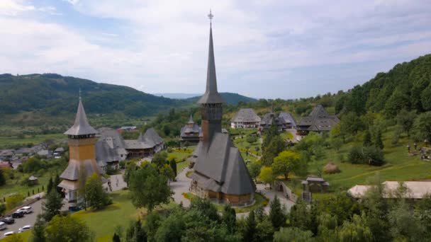 位于罗马尼亚Maramures县的Barsana修道院的空中录像 录像是从一架低空飞行的无人驾驶飞机上拍摄的 拍摄了巴尔萨纳修道院集会的景观 — 图库视频影像