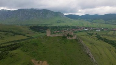 Romanya 'daki Trascau Ortaçağ Kalesi harabelerinin hava videosu. Görüntüler, harabelerin etrafında uçarken bir drondan çekildi. Görünürde duvarlar vardı..