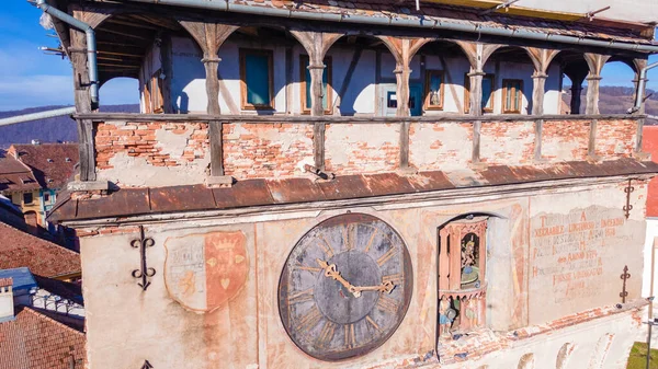 Sighisoara şehrinin kuş bakışı görüntüsü. Romanya 'daki Sighisoara Ortaçağ kentinin hava fotoğrafçılığı, ön tarafında Saat Kulesi olan bir drondan alındı. 