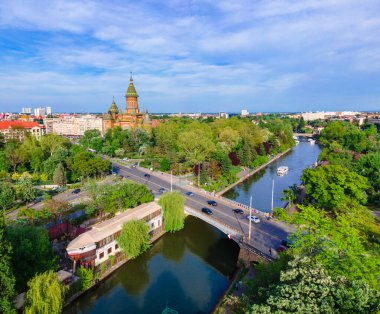 Romanya 'nın güzel Timisoara kentinin hava manzarası. Fotoğraf, Bega nehrinin yukarısından, Mitropolitan Katedrali ve şehir merkezi manzaralı bir İHA tarafından çekildi..