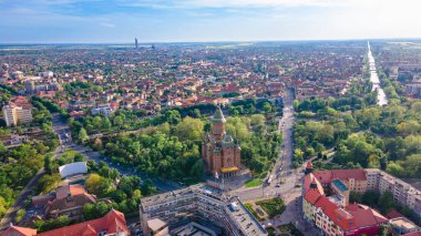 Romanya 'nın güzel Timisoara kentinin hava manzarası. Fotoğraf, Mitropolitan Katedrali ve manzaradaki parklarla daha yüksek irtifada bir İHA 'dan çekildi..