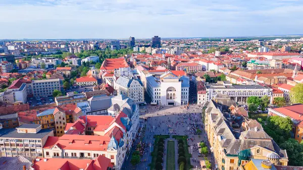 Romanya 'nın güzel Timisoara kentinin hava manzarası. Fotoğraf, Ulusal Opera Binası ve Zafer Meydanı manzaralı yüksek irtifada bir İHA 'dan çekildi..