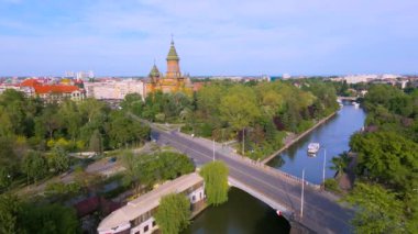 Romanya 'nın güzel Timisoara kentinin hava manzarası. Görüntüler Bega nehrinin yukarısından, Mitropolitan Katedrali ve şehir merkezi manzaralı bir İHA tarafından çekildi..