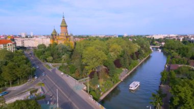 Romanya 'nın güzel Timisoara kentinin hava manzarası. Görüntüler Bega nehrinin yukarısından, Mitropolitan Katedrali ve şehir merkezi manzaralı bir İHA tarafından çekildi..