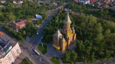 Romanya 'nın güzel Timisoara kentinin hava manzarası. Görüntüler yüksek irtifadaki bir drondan çekildi. Kamera Mitropolitan Katedrali 'nin kuş bakışı görüntüsü için indirildi..