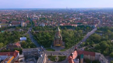 Romanya 'nın güzel Timisoara kentinin hava manzarası. Görüntüler, Mitropolitan Katedrali ve parkların bulunduğu yüksek irtifadaki bir İHA tarafından çekildi..