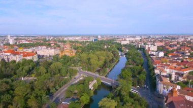 Romanya 'nın güzel Timisoara kentinin hava manzarası. Görüntüler Bega nehrinin yukarısından, Mitropolitan Katedrali ve şehir merkezi manzaralı bir İHA tarafından çekildi..