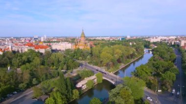 Romanya 'nın güzel Timisoara kentinin hava manzarası. Görüntüler Bega nehrinin yukarısından, Mitropolitan Katedrali ve şehir merkezi manzaralı bir İHA tarafından çekildi..