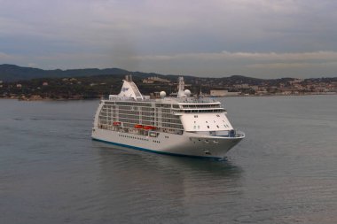 Toulon, Fransa - 09.11.2023 Toulon Limanı 'ndaki bir gezi gemisinin manzara fotoğrafı. Fotoğraf, sabahın erken saatlerinde gün doğumunda çekildi..