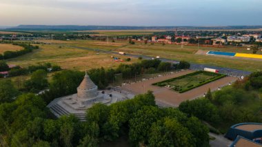 Romanya 'nın Marasesti kentinden I. Dünya Savaşı Kahramanlarının Anıtmezarı' nın havadan görünüşü. Fotoğraf, gün batımında daha yüksek bir irtifada bir İHA 'dan çekildi..