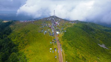 Romanya 'nın Hunedoara kentindeki Gaina Dağı' nın havadan görünüşü. Görünürde dağ sırtı olan yüksek irtifadaki bir İHA 'dan fotoğraf çekilmiştir..