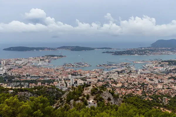 Fransa 'nın Toulon şehrinin hava manzarası. Fotoğraf, Mmorial du Dbarquement et de la Libration en Provence 'da yağmurlu bir günde daha yüksek bir irtifada bir drondan çekildi..