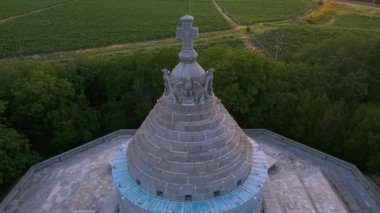 Romanya 'nın Marasesti kentinden I. Dünya Savaşı Kahramanlarının Anıtmezarı' nın havadan görünüşü. Fotoğraf, gün batımında daha alçak bir irtifada bir İHA 'dan çekildi. Binayla birlikte geriye doğru uçuyordu..