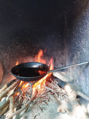 Eski taş ocağı ve yemek hazırla.